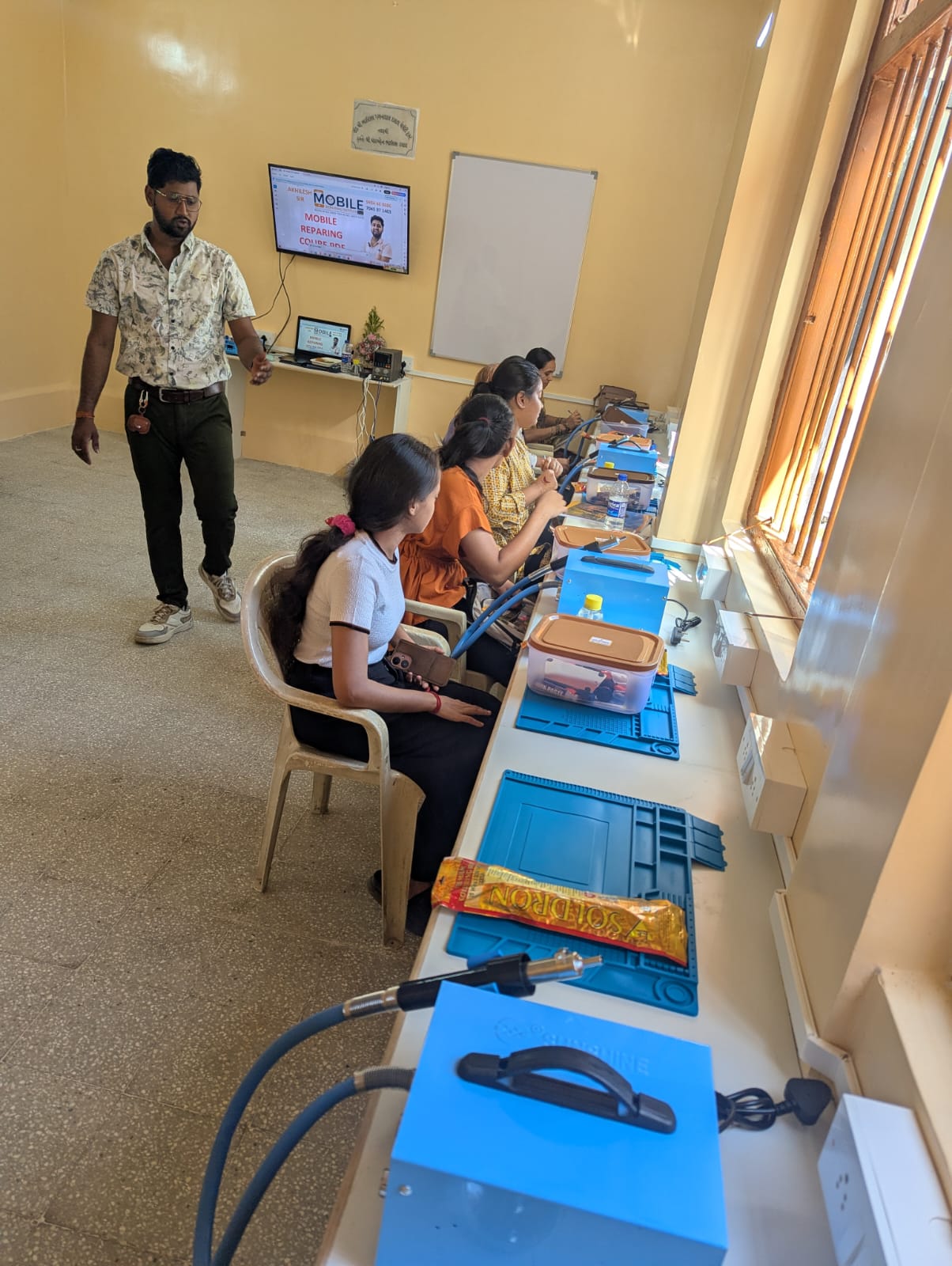 Mobile Repairing Course in progress